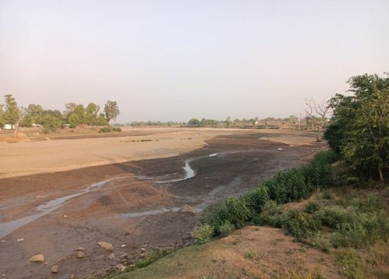 अप्रैल में ही सूखने लगे &nbsp;जलस्रोत : 1000 मिमी बारिश के बावजूद जिले के सूखते जलस्रोत, गिरता भू-जल और बढ़ता संकट&mdash;प्राकृतिक संपदा पर भारी पड़ रहा मानवीय लालच