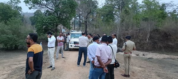 पहाड़ी से उठते धुएं ने मचाई सनसनी&rdquo; &mdash; नारायणपुर के बादलखोल में एयर एम्बुलेंस क्रैश की उड़ती खबर निकली कोरी अफवाह, जंगल की आग को समझ बैठे बड़ा हादसा,प्रशासन ने सर्च ऑपरेशन के बाद किया  खुलासा