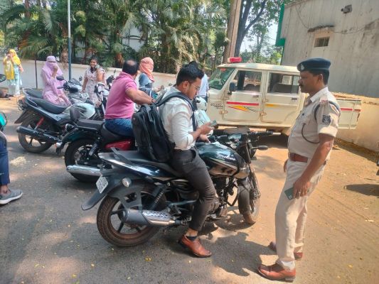 कलेक्टोरेट में सख्ती : बिना हेलमेट-सीट बेल्ट एंट्री बंद, 28 चालानों में 14 हजार की वसूली&hellip; अफसर-कर्मचारियों पर भी गिरी गाज, &ldquo;नियम सबके लिए समान&rdquo; का कड़ा संदेश