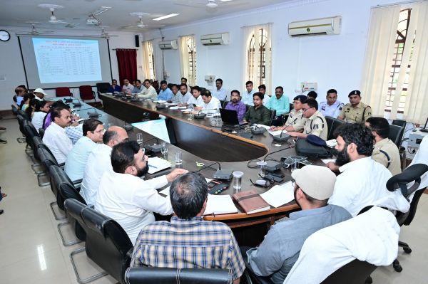 कलेक्टर रोहित व्यास की अगुवाई में एनकार्ड समिति की अहम बैठक&mdash;नशा मुक्ति केंद्र, मेडिकल स्टोर्स और ढाबों पर सख्त निगरानी के निर्देश