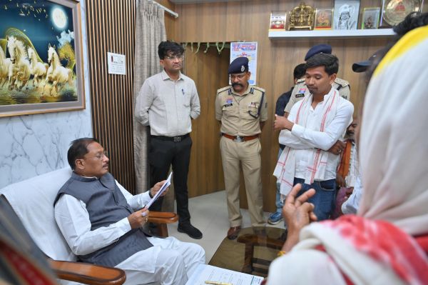 मुख्यमंत्री श्री विष्णुदेव साय का बगिया में जनदर्शन&mdash; आमजनों की समस्याएं सुनीं, त्वरित समाधान के दिए सख्त निर्देश