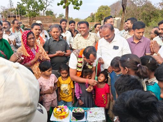 सादगी, संवेदनशीलता और समाज के अंतिम छोर तक जुड़ाव की मिसाल: जिला पंचायत अध्यक्ष सालिक साय ने मुख्यमंत्री के साथ औपचारिक जन्मदिन के बाद बिरहोर बस्ती पहुंचकर परिवारों संग काटा केक, साथ बैठकर किया भोजन और बांटी आत्मीय खुशियां