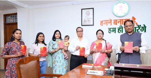 मुख्यमंत्री निवास में जशपुर की साहित्यिक प्रतिभा का सम्मान &mdash; &lsquo;अंबुबाची&rsquo; काव्य संग्रह का भव्य विमोचन, CM ने कहा- प्रदेश में साहित्यिक चेतना को मिलेगा नया आयाम