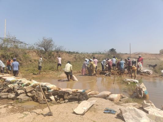 फावड़ा-तसला लेकर निकले ग्रामीण, &lsquo;जल है तो कल है&rsquo; के नारों के बीच घटमुण्डा में जल क्रांति की मिसाल बना श्रमदान अभियान - ग्रामीणों ने नाला में बोरी बंधान कर लिया जल संरक्षण का संकल्प