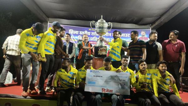 फ्लड लाइट की चकाचौंध में सजा कोमड़ो का क्रिकेट मैदान, रोमांचक फाइनल में प्रभाकर जिम इलेवन ने सिंगीबहर को हराकर लहराया जीत का परचम, चौकों-छक्कों की बरसात के बीच खिलाड़ियों पर बरसी इनामों की बारिश, देर रात तक गूंजता रहा जश्न