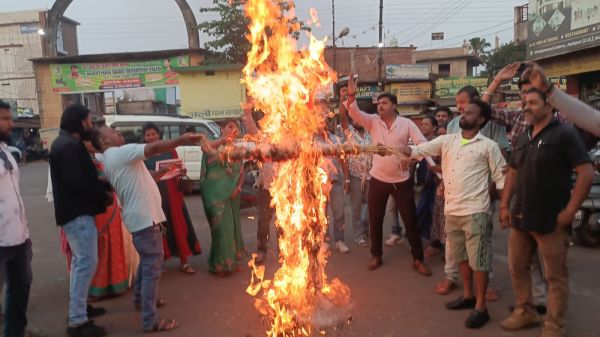 जशपुर में नारी शक्ति वंदन अधिनियम के समर्थन में भाजयुमो का जोरदार प्रदर्शन: महिलाओं के अधिकारों के पक्ष में सड़कों पर उतरे कार्यकर्ता, राहुल गांधी का पुतला दहन कर जताया विरोध, प्रधानमंत्री मोदी के फैसले को बताया ऐतिहासिक कदम&nbsp;