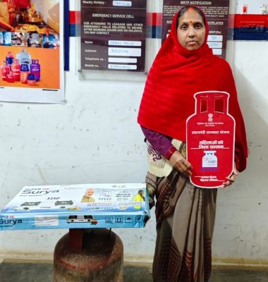 धुएँ से राहत, जिंदगी में आई रौशनी &mdash; उज्ज्वला योजना से जशपुर की 1.54 लाख से ज्यादा महिलाओं के रसोईघर में आई बदलाव की बयार