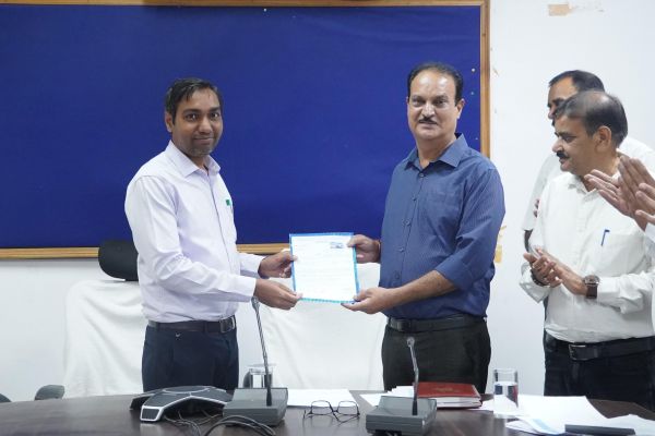 अपर कलेक्टर ने शिक्षा विभाग के 9 सेवानिवृत्त कर्मचारियों को पेंशन स्वीकृत आदेश शाल श्रीफल भेंट कर किया सम्मानित&nbsp;