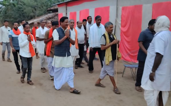 दूरस्थ भड़िया गांव में डीडीसी गेंदबिहारी सिंह की चौपाल &mdash; ग्रामीणों ने घघिया नाले पर पुल, दरावघाघ वॉटरफॉल तक सड़क और दुग्ध संग्रहण केंद्र की उठाई जोरदार मांग