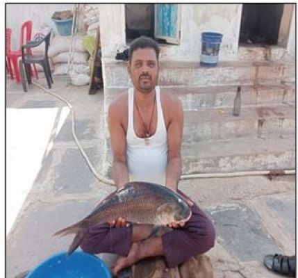 तालाबों से तरक्की की लहर: मछली पालन से आत्मनिर्भर बने प्रकाश धीवर, सालाना 20 लाख की कमाई के साथ 20 लोगों को दे रहे रोजगार