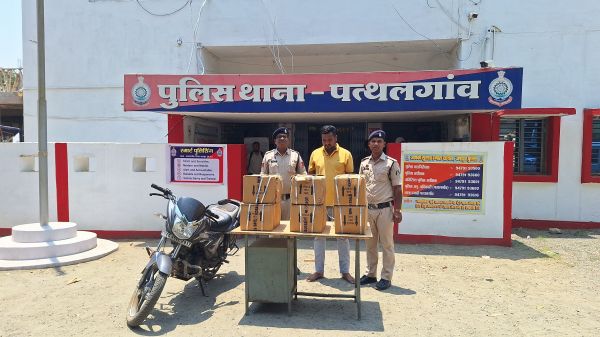 घर के अंदर छिपाकर बना रखा था नशे का गोदाम&hellip; 6 कार्टून में 72 लीटर प्रतिबंधित कफ सिरप बरामद, पुलिस की स ताबड़तोड़ रेड में अरुण यादव गिरफ्तार,NDPS एक्ट के तहत&nbsp; केस दर्ज