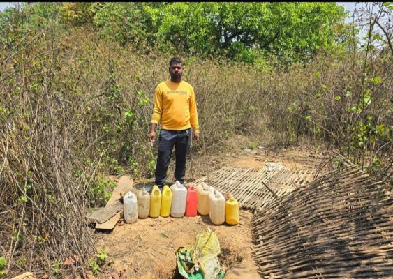 जंगल-जंगल छापा, भट्टियाँ ध्वस्त&hellip; रायगढ़ में आबकारी का बड़ा एक्शन: 377 लीटर महुआ शराब और 1705 किलो लाहन जब्त, 2 गिरफ्तार