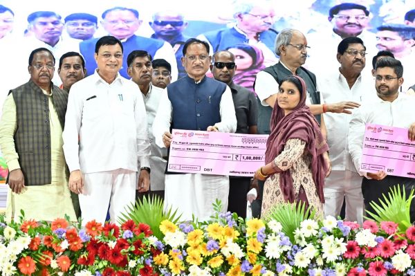 मई अंतर्राष्ट्रीय श्रमिक दिवस पर बड़ा संदेश &mdash; हर हाथ को काम, हर श्रमिक को सम्मान देने की दिशा में विष्णु देव साय सरकार का मजबूत संकल्प, योजनाओं से बदली लाखों परिवारों की तस्वीर