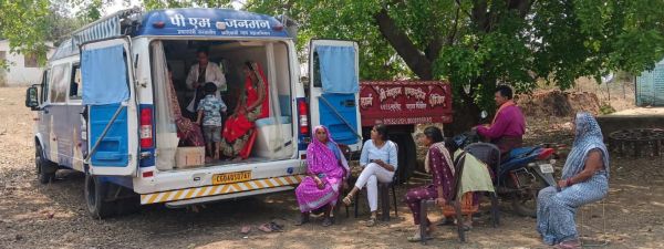 जंगल-पहाड़ों के बीच स्वास्थ्य की दस्तक: मोबाइल मेडिकल यूनिट बनी वनांचलों की &lsquo;संजीवनी&rsquo;, साढ़े तीन माह में 2000 से अधिक ग्रामीणों को घर-घर मिला मुफ्त इलाज