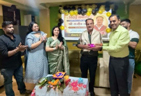 35 वर्षों की गौरवपूर्ण शासकीय सेवा का स्वर्णिम अध्याय पूर्ण &mdash; यशस्वी जशपुर के सहायक नोडल संजीव शर्मा को संकल्प शिक्षण संस्थान में भावभीनी विदाई,