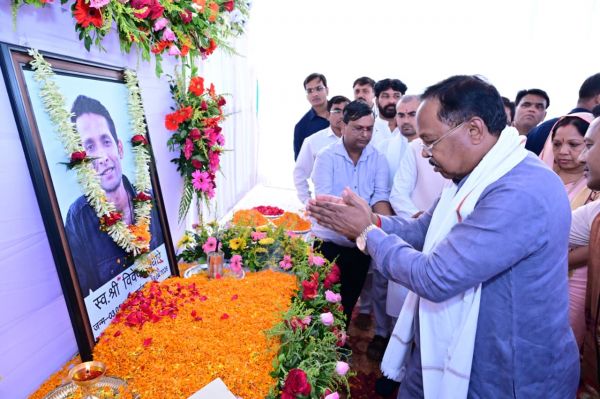 मुख्यमंत्री विष्णुदेव साय के साथ केंद्रीय मंत्री तोखन साहू और कृषि मंत्री रामविचार नेताम पहुंचे बंदरचुंआ, स्वर्गीय विवेक अंधारे के ब्रह्मभोज में शामिल होकर व्यक्त की गहरी संवेदना, जनप्रतिनिधियों और ग्रामीणों ने नम आंखों से किया स्मरण