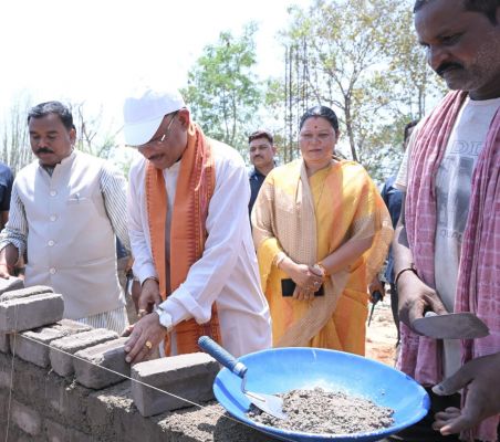 &ldquo;जब मुख्यमंत्री ने खुद उठाई करणी&hellip; भैंसामुड़ा में ईंट-ईंट जोड़ते दिखी जनसेवा की मिसाल, कच्ची झोपड़ी से पक्के घर तक सपनों को मिला साकार रूप