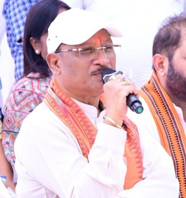 सरगुजा जिले के ग्राम सिलमा में अचानक उतरा मुख्यमंत्री श्री साय का हेलीकॉप्टर , खाट में बैठकर ग्रामीणों से किया संवाद: सुनी समस्याएं, समाधान के दिए निर्देश
