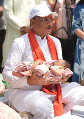 सुशासन तिहार की चौपाल में भावनाओं का अनोखा संगम&mdash;मां की गोद से नवजात को लिया मुख्यमंत्री ने अपने स्नेह में, जन्मदिन जानकर रखा नाम &ldquo;रविशंकर&rdquo;, तालियों और खुशियों से गूंज उठा पूरा कमराखोल गांव