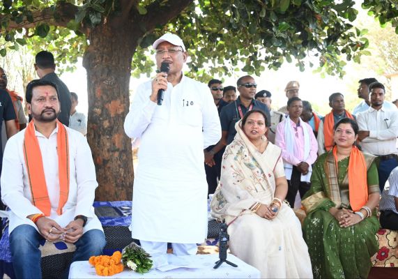 कटहल&ndash;गुलमोहर की छांव में सजी जनचौपाल, खाट पर बैठकर मुख्यमंत्री ने सरोधी में सुनी हर दिल की बात, मौके पर ही दिए समाधान के सख्त निर्देश