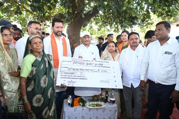 सुशासन तिहार की चौपाल में गूंजी संवेदनशीलता की मिसाल: मुख्यमंत्री के एक निर्देश से मिनटों में सुलझी सरलाबाई मरावी की डेढ़ लाख केसीसी ऋण की समस्या, चेहरे पर लौटी राहत की मुस्कान