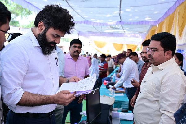 सरकार पहुंची जनता के द्वार: कांसाबेल के खूंटीटोली में लगा जिला स्तरीय सुशासन शिविर, योजनाओं का लाभ लेने उमड़ी भीड़