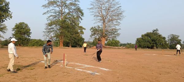 ग्राम पंचायत फरसाकानी में आयोजित सुशासन तिहार के पूर्व मध्य सद्भावना क्रिकेट मैच का हुआ आयोजन , सरपंच एकादश और सचिव एकादश के बीच खेला गया मैच