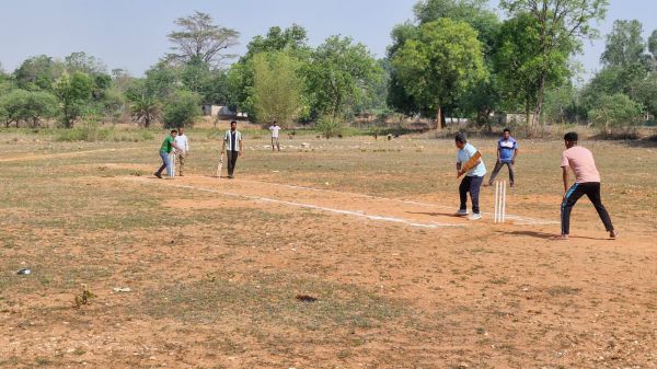 सुशासन तिहार 2026: ग्राम पंचायत बनगांव में सद्भावना क्रिकेट मैच का हुआ आयोजन ,प्रशासन एकादश ने जनप्रतिनिधि एकादश को 08 रन से हराकर दर्ज की शानदार जीत