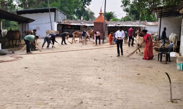 पत्थलगांव के धार्मिक स्थल किलकिला शिव मंदिर और गौशाला परिसर की साफ सफाई की गई ,स्वच्छ अभियान को दिया जा रहा बढ़ावा&nbsp;