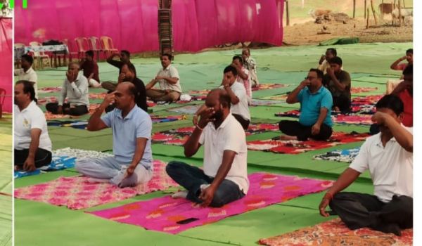 खरसोता में अधिकारीयों कर्मचारीयों और ग्रामवासियों ने किया योगाभ्यास ,योग केवल व्यायाम &nbsp;नहीं बल्कि स्वस्थ जीवन जीने की है कला&nbsp;