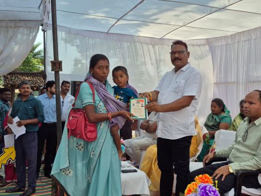 सुशासन शिविर में अनामिका, लीलावती,सेली गीता को मिला राशन कार्ड ,प्रशासन गांव तक पहुंचकर लोगों की सुन रही समस्या&nbsp;