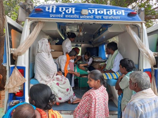 सुशासन तिहार में पहुंचीं स्वास्थ्य सेवाएं,पीएम जनमन योजना के तहत पहाड़ी कोरवा परिवारों के लिए विशेष स्वास्थ्य शिविर आयोजित