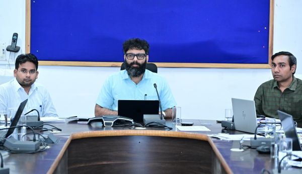 कलेक्टर ने सुशासन शिविर के आवेदनों का निराकरण गंभीरता से करने के दिए निर्देश ,जिन सड़कों पर &nbsp;दुर्घटना अधिक होती है वहां सुधार करने के निर्देश&nbsp;