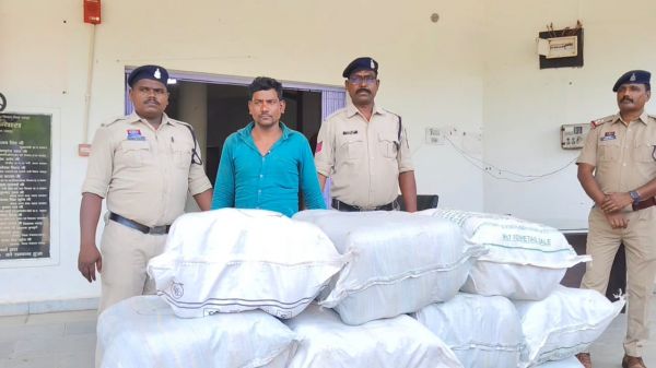 जशपुर पुलिस की बड़ी कामयाबी: नाकेबंदी के दौरान फिल्मी अंदाज़ में पीछा कर पकड़ी गई करोड़ों की नशे की खेप, पिकअप वाहन से 207 किलो अवैध गांजा बरामद
