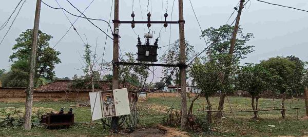 ट्रांसफार्मर हुआ खराब तपती रातों में तड़पा मटासी : 21 घंटे से अंधेरे में डूबी बस्ती, पानी के लिए मची हाहाकार, विभाग के कर्मचारी बोला- डीजल नहीं&hellip; ग्रामीण बोले- बिल लेने में आगे, सुविधा देने में फिसड्डी