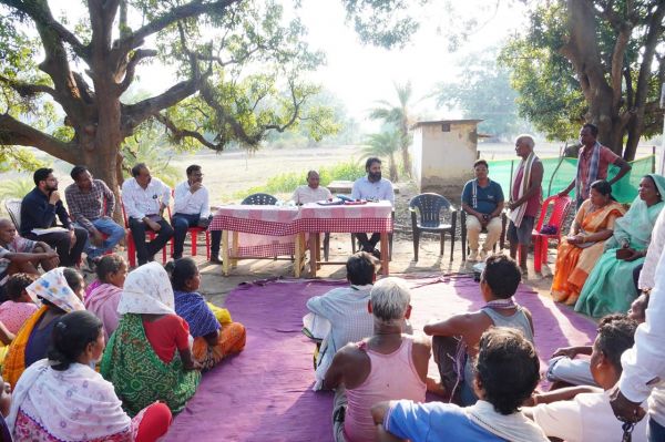 तीन तरफ ऊंचे पहाड़, बीच में बसा कुरूमढोढ़ा&hellip; आम के पेड़ के नीचे लगी कलेक्टर की चौपाल में छलका ग्रामीणों का दर्द, पटवारी प्रभार बदलने से लेकर पुल-सड़क, राशन और पानी तक पर मौके पर हुए बड़े फैसले