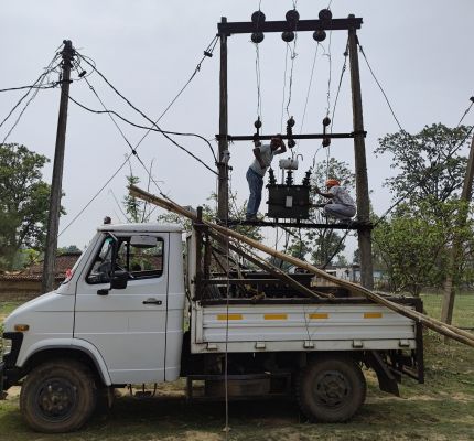 मटासी में खबर का तगड़ा असर : मुख्यमंत्री कैम्प कार्यालय के निर्देश पर बिजली विभाग ने दिखाई बिजली जैसी रफ्तार, रातभर अंधेरे में डूबे गांव में कुछ घंटों में लगा नया ट्रांसफार्मर, ग्रामीणों ने कहा &mdash; अब मिली राहत की सांस