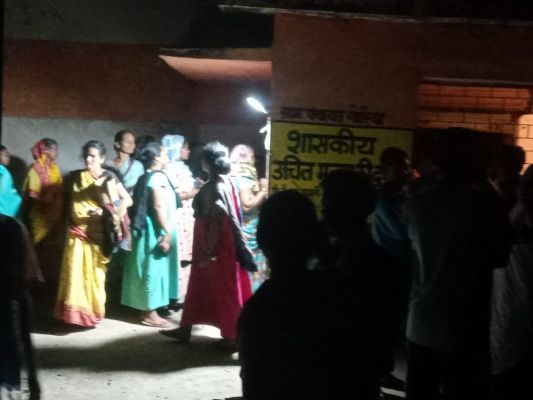 दिनभर मजदूरी&hellip; फिर रात में राशन की लाइन! गोरिया पंचायत में देर रात तक बंटता रहा पीडीएस चावल, VIDEO वायरल होने के बाद मचा हड़कंप