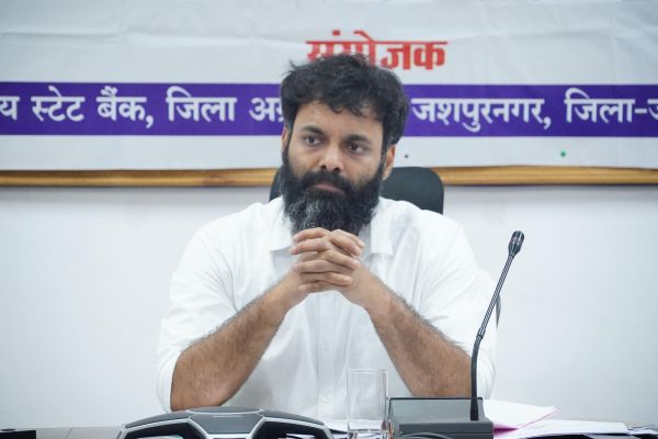 बैंकिंग योजनाओं का लाभ हर जरूरतमंद तक पहुंचाने के लिए कलेक्टर व्यास सख्त, ऋण प्रकरणों में तेजी लाने के निर्देश; किसानों, युवाओं और महिला समूहों को मिलेगा बैंकिंग योजनाओं का बड़ा फायदा
