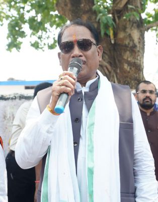 पीपल की छांव में खाट पर बैठे मुख्यमंत्री विष्णुदेव साय, चौपाल में सुनी ग्रामीणों की समस्याएं, मौके पर दिए समाधान के निर्देश; ग्राम कोसला को मिली &ldquo;महतारी सदन&rdquo; और हायर सेकेंडरी स्कूल भवन की बड़ी सौगात