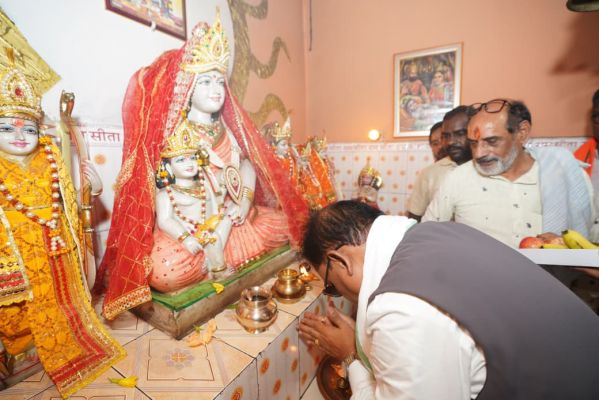 कोसला धाम में गूंजे जय श्रीराम के जयकारे : सुशासन तिहार के बीच मुख्यमंत्री विष्णुदेव साय ने माता कौशल्या के दरबार में टेका माथा, प्रदेश की खुशहाली और विकास के लिए मांगा आशीर्वाद