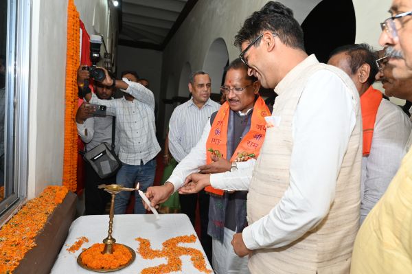 विष्णुदेव साय ने सुशासन तिहार के दौरान रायगढ़ में नई क्षेत्रीय न्यायिक विज्ञान प्रयोगशाला (एफएसएल लैब) का उद्घाटन किया। इस लैब से सक्ति और सारंगढ़-बिलाईगढ़ जिलों की पुलिस जांच व्यवस्था को भी लाभ मिलेगा।