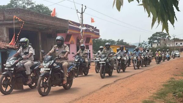 एक छोटी लापरवाही छीन सकती है पूरे परिवार की खुशियां&rdquo; : जशपुर पुलिस ने हेलमेट जागरूकता बाइक रैली के माध्यम से दिया सड़क सुरक्षा का बड़ा संदेश, शराब पीकर वाहन चलाने, ओवर स्पीड और यातायात नियमों की अनदेखी से बचने की अपील
