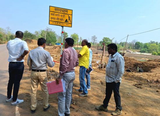 लोक निर्माण विभाग के सचिव ने कांकेर में सड़कों और पुलों का काम देखा, विभागीय अधिकारियों की बैठक लेकर कार्यों में तेजी लाने कहा