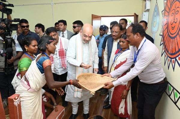 &ldquo;बस्तर की मीठी इमली के स्वाद पर फिदा हुए केंद्रीय गृहमंत्री अमित शाह, नेतानार में बोले &mdash; यहां की इमली में खटास नहीं, विकास और आत्मनिर्भरता की मिठास है&rdquo;