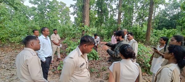 अभ्यारण्य में बिछेगा कैमरों का जाल, वन्य प्राणियों की हर हलचल होगी कैद&hellip; बादलखोल में वन अमले को दिया गया हाईटेक कैमरा ट्रैप प्रशिक्षण,अब जंगल में हर गतिविधियों पर रहेगी पैनी नजर