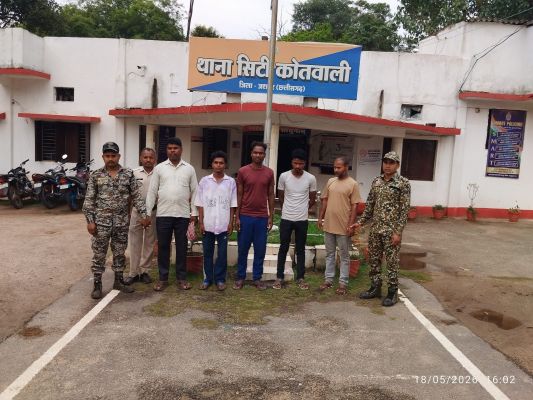 जशपुर में &lsquo;किराना चोरी गैंग&rsquo; का बड़ा खुलासा : शटर तोड़कर लाखों का माल उड़ाने वाले 6 आरोपी गिरफ्तार, झारखंड तक पहुंची पुलिस की रेड&nbsp;