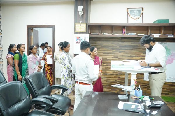 कलेक्टर श्री रोहित व्यास ने जनदर्शन में सुनी आमजन की समस्याएँ ,अधिकारियों को समयबद्ध एवं पारदर्शी निराकरण के दिए निर्देश