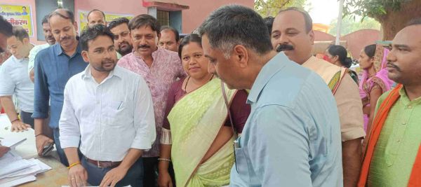 कलीबा के सुशासन शिविर में उमड़ा ग्रामीणों का हुजूम : 460 आवेदन लेकर पहुंचे लोग, मौके पर ही बांटे गए राशन कार्ड, केसीसी, ऋण पुस्तिका और सम्मान पत्र, जनप्रतिनिधियों ने कहा &ndash; गांव-गांव पहुंच रही सरकार