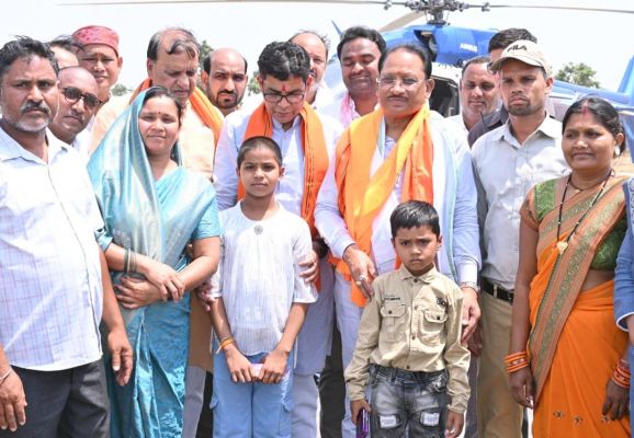 चिरायु योजना ने बदली दो मासूमों की तकदीर: समीरा और नितिन ने मुख्यमंत्री विष्णु देव साय को थैंक यू कार्ड देकर कहा &mdash; &ldquo;आपकी वजह से मिली नई जिंदगी&rdquo;